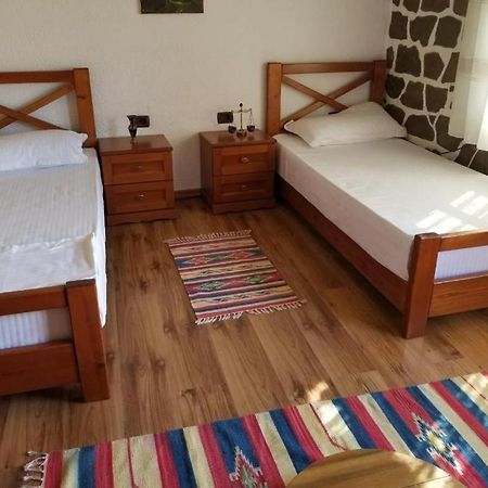 Bed & Breakfast Local Living Edi Berat Bagian luar foto