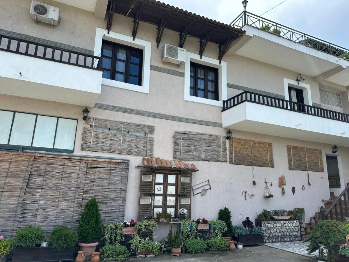 Bed & Breakfast Local Living Edi Berat Bagian luar foto