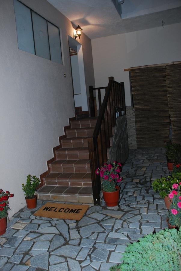 Bed & Breakfast Local Living Edi Berat Bagian luar foto