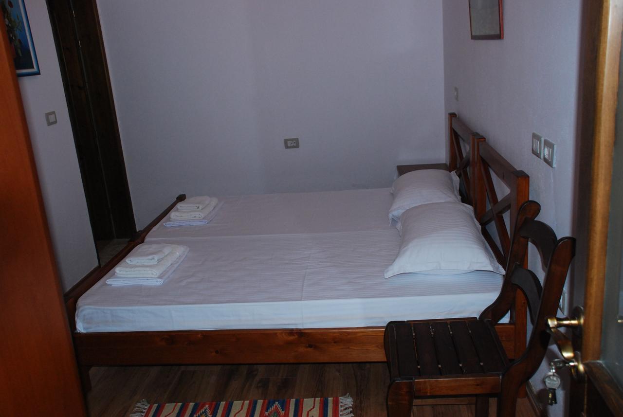 Bed & Breakfast Local Living Edi Berat Bagian luar foto