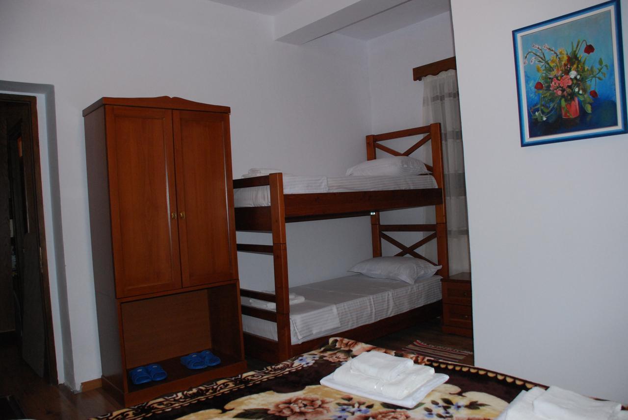 Bed & Breakfast Local Living Edi Berat Bagian luar foto