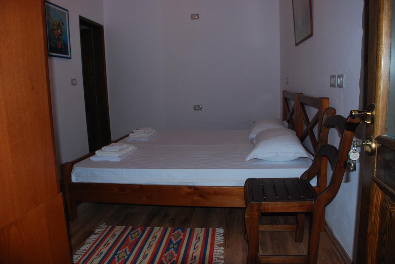 Bed & Breakfast Local Living Edi Berat Bagian luar foto