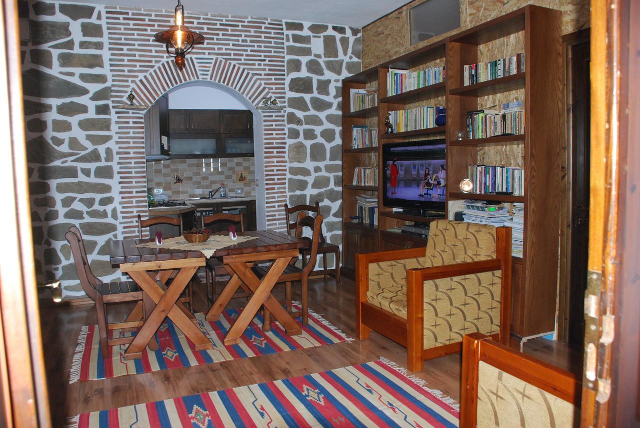 Bed & Breakfast Local Living Edi Berat Bagian luar foto
