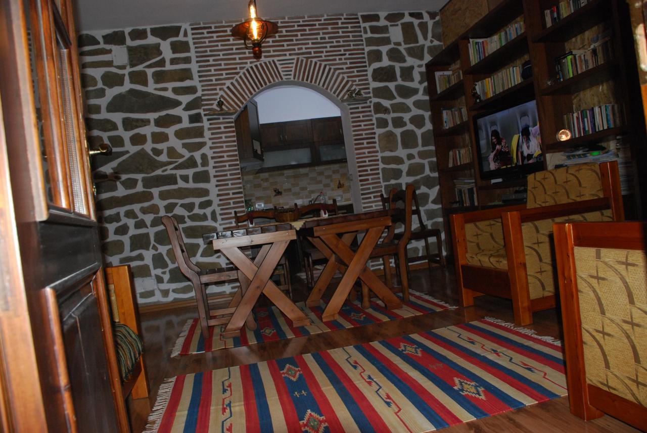Bed & Breakfast Local Living Edi Berat Bagian luar foto