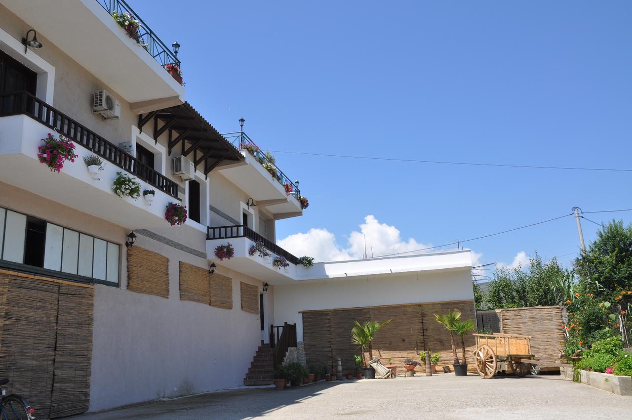 Bed & Breakfast Local Living Edi Berat Bagian luar foto
