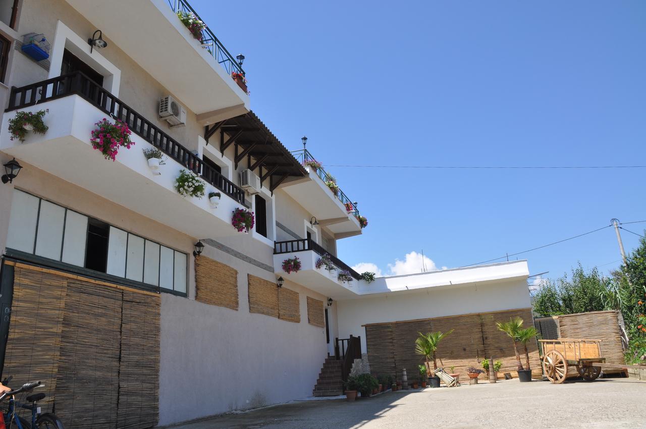 Bed & Breakfast Local Living Edi Berat Bagian luar foto