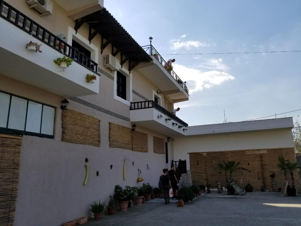 Bed & Breakfast Local Living Edi Berat Bagian luar foto
